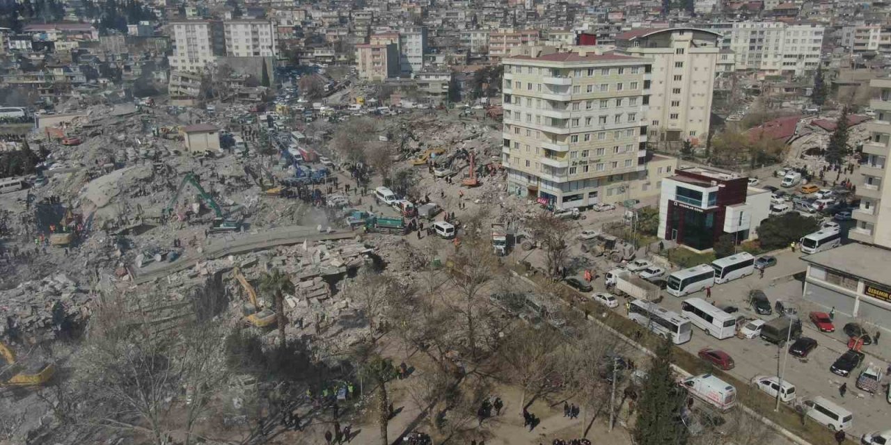 Büyük yıkım yaşanan Kahramanmaraş’ta bu binanın camları bile çatlamadı