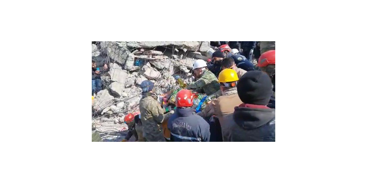 Canik ekibi 129 saat sonunca enkazdan çocuk kurtardı