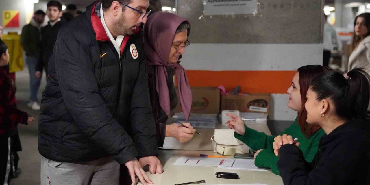 Nef Stadyumu’nda yardım toplama çalışmaları sürüyor