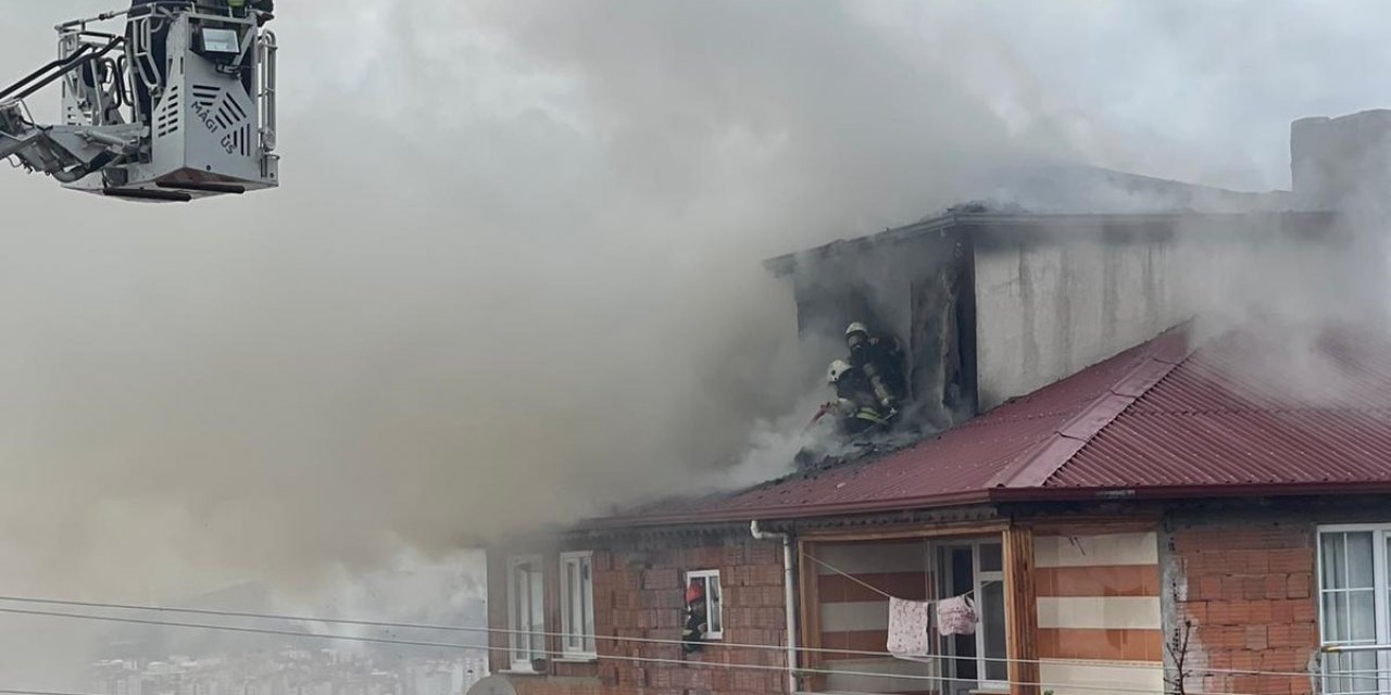 Binanın çatısında çıkan yangın paniğe sebep oldu