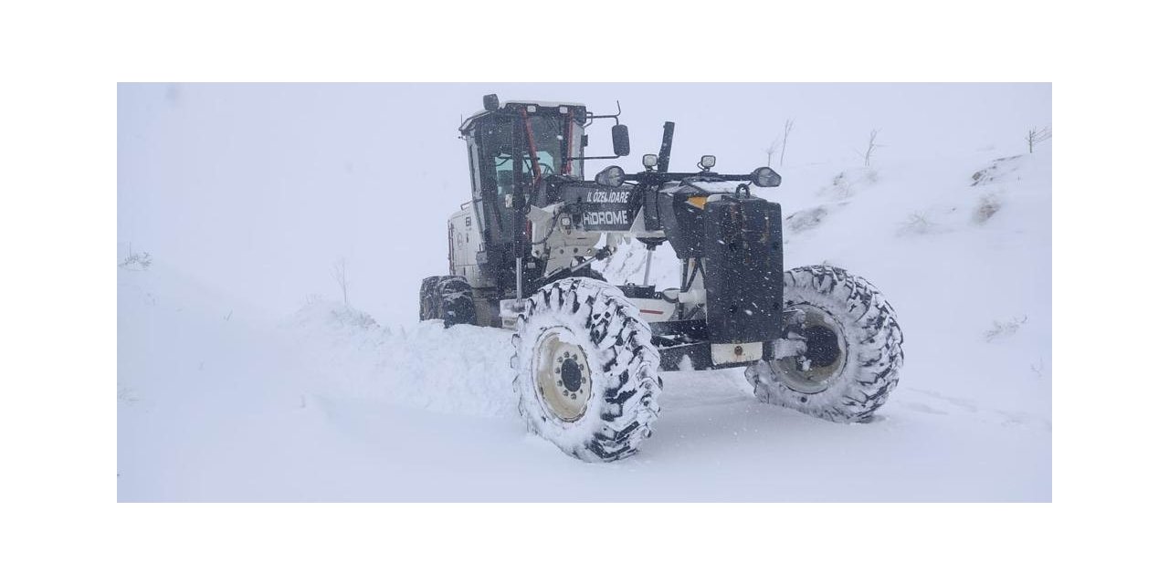 Elazığ’da kardan dolayı kapanan 12 köy yolunda çalışmalar sürüyor