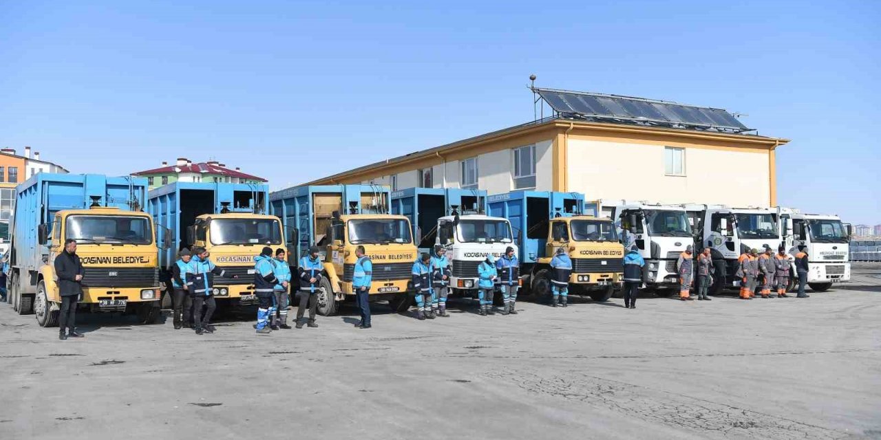 Büyükkılıç, Deprem Bölgesine 20 Temizlik Aracı ve Personel Gönderdi