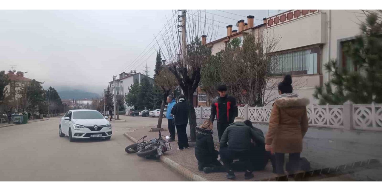 Otomobille çarpışan motosiklet sürücüsü yaralandı