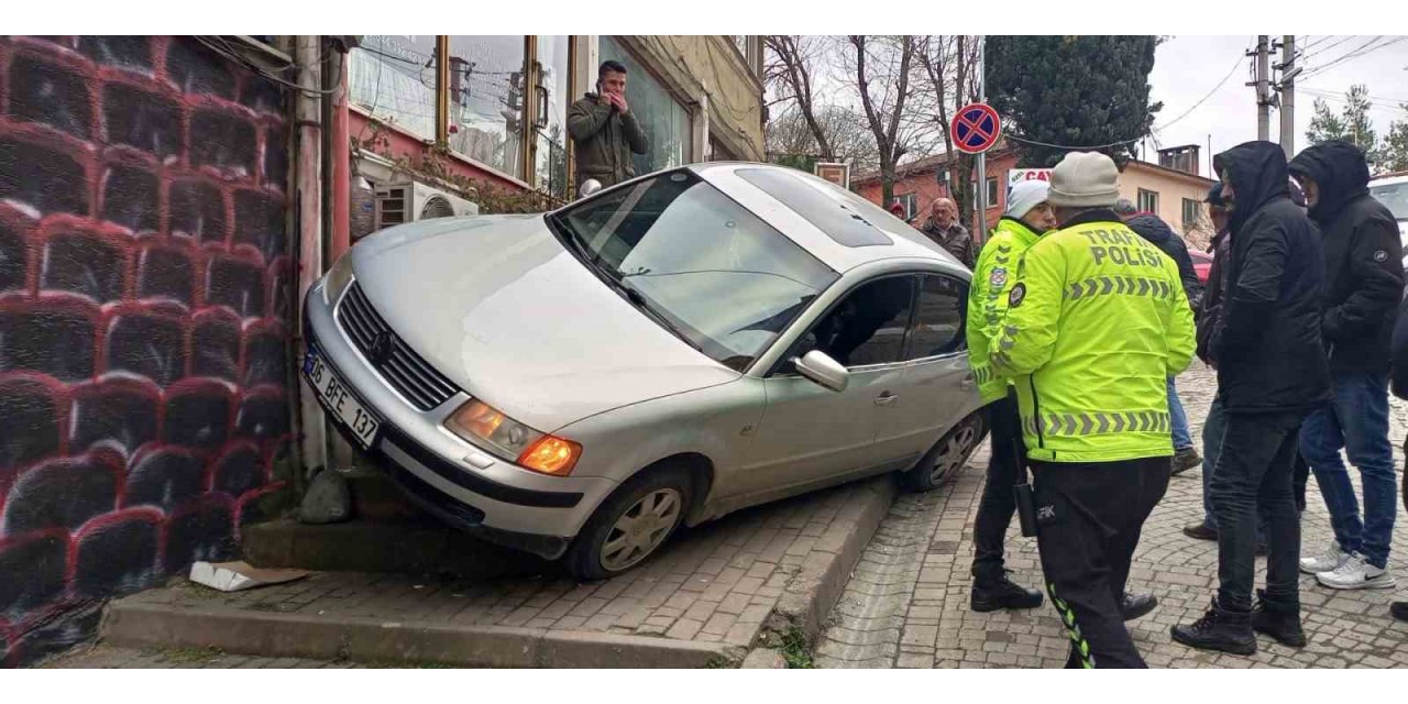 Sürücü el frenini çekmeyi unuttu, facianın eşiğinden dönüldü