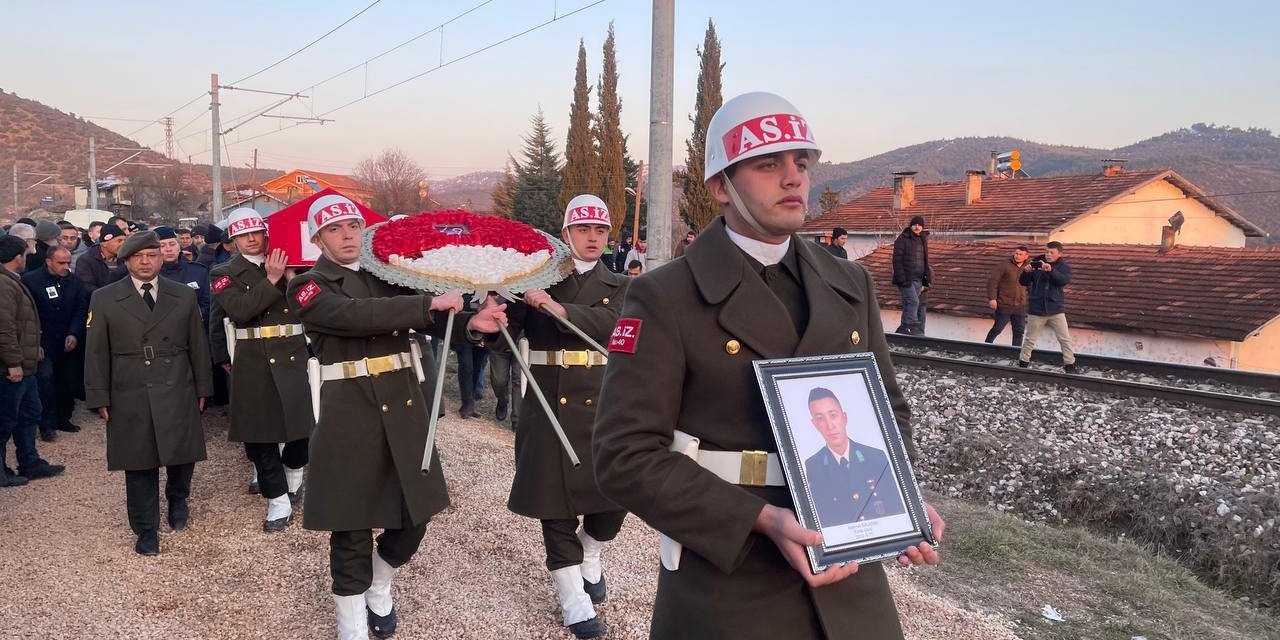 Depremde hayatını kaybeden astsubay ve ailesi toprağa verildi