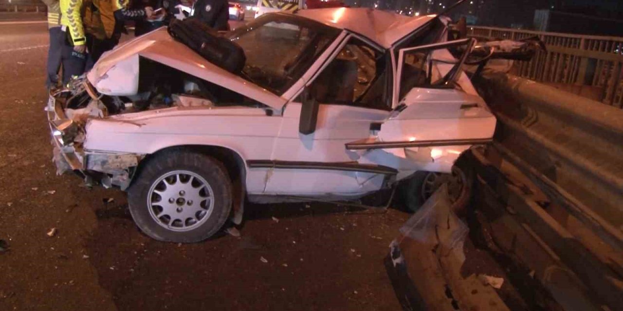 Ataşehir’de iki araç duraklama yapan otomobile çarptı: 4 yaralı