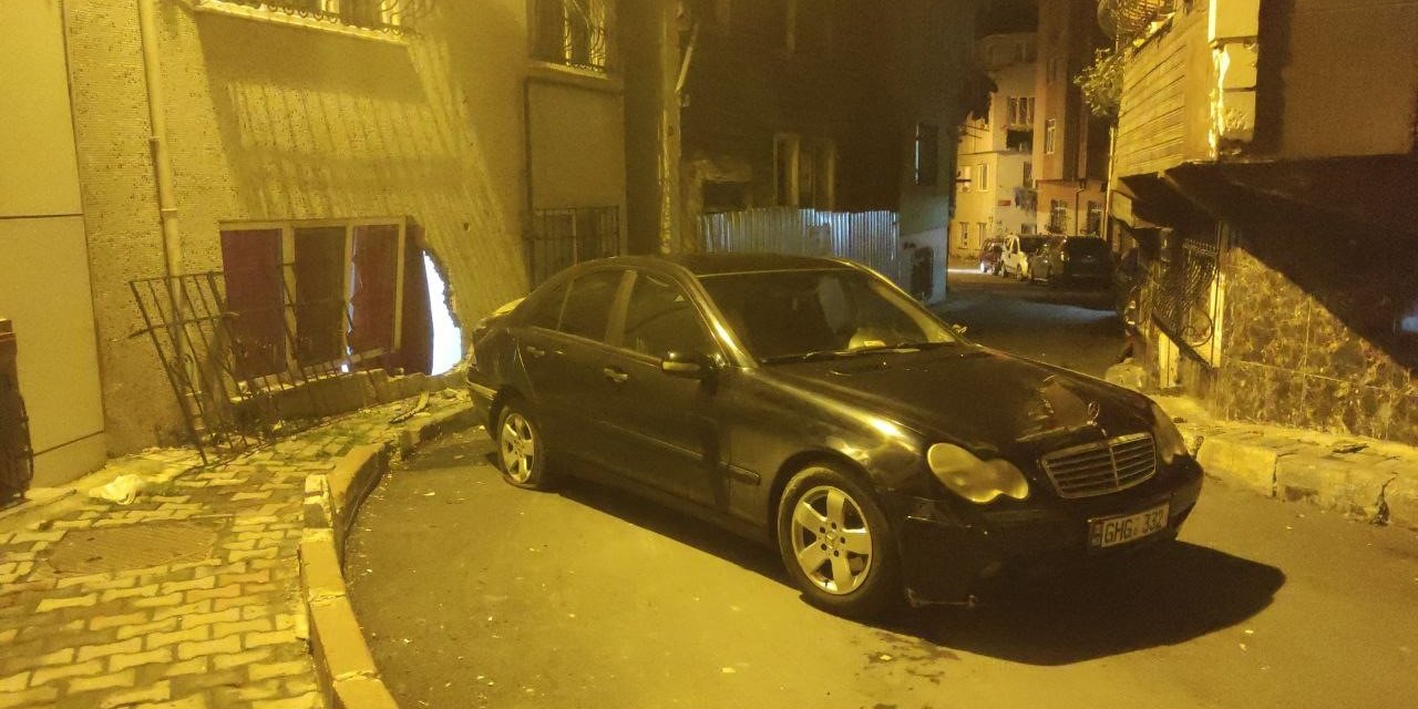 Fatih’te el freni çekilmeyen otomobil çarptığı evin duvarını yıktı