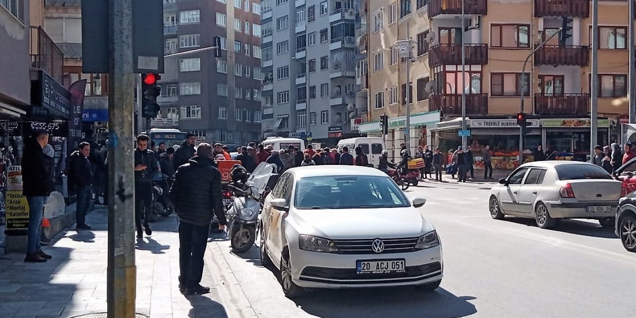 Otomobille çarpışan motosikletli kurye ağır yaralandı
