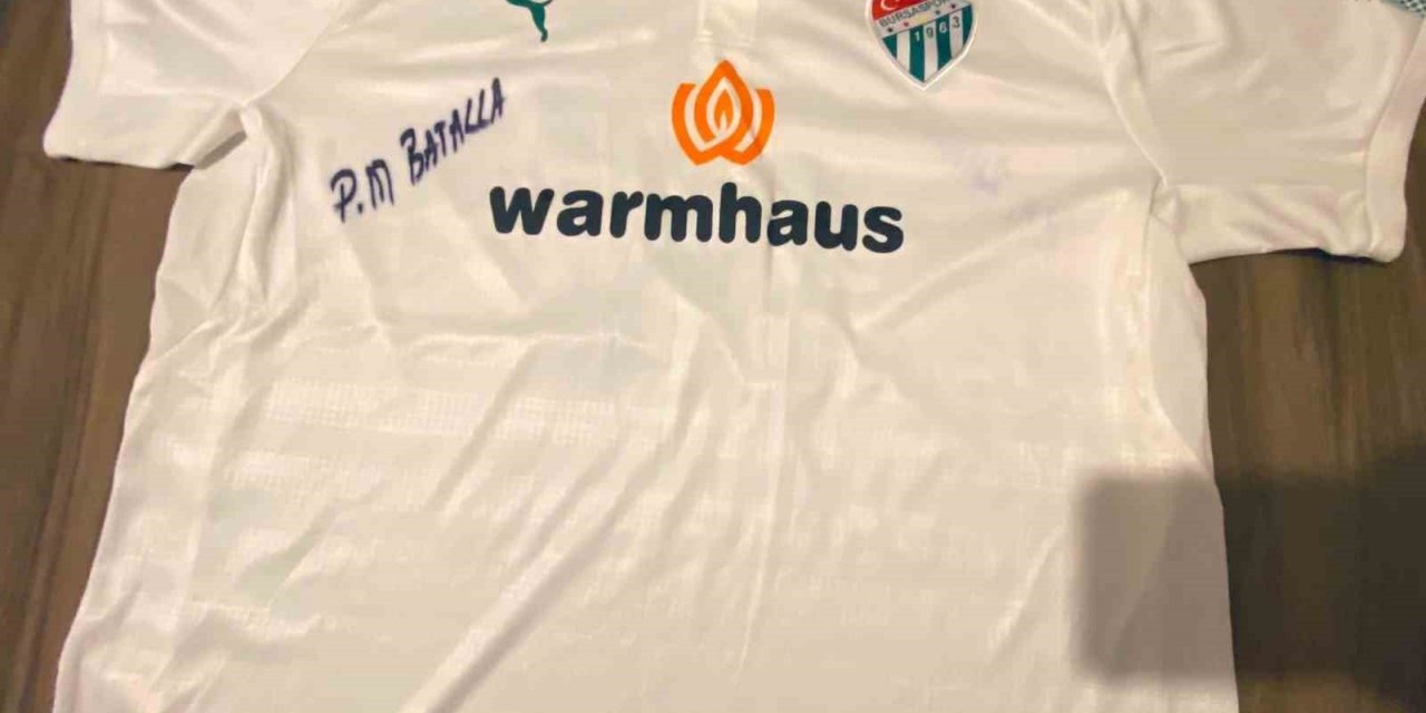 Bursaspor taraftarı depremzedeler için efsane formalarını satıyor