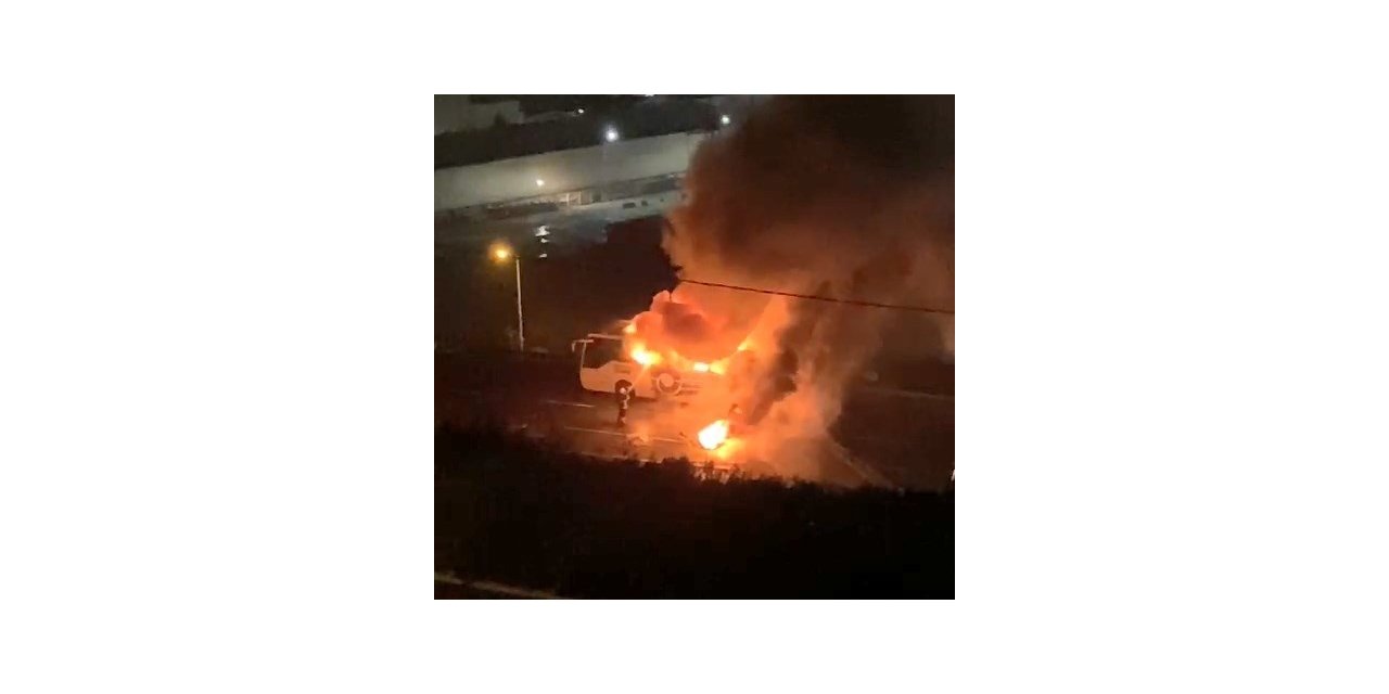 Kocaeli’de yolcu otobüsü alev alev yandı