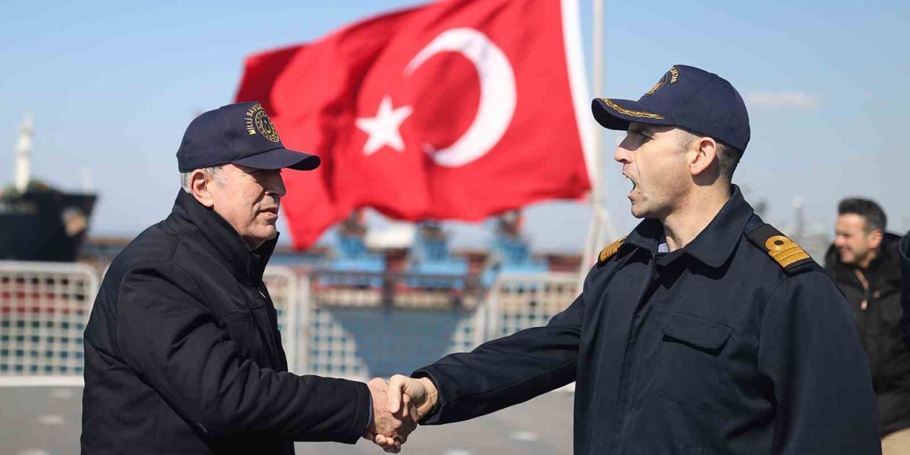 Bakan Akar, TCG Sancaktar’da depremzedeleri ziyaret etti