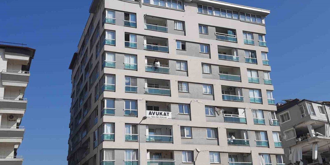 Deprem bölgesinde 7. kattan eşya alan adam canını hiçe saydı