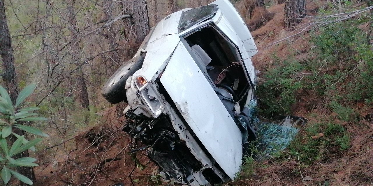 Depremzedelerin içerisinde bulunduğu otomobil şarampole yuvarlandı: 3 yaralı