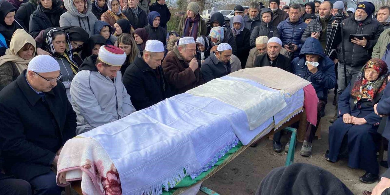 Depremde hayatını kaybeden Cansu öğretmen toprağa verildi