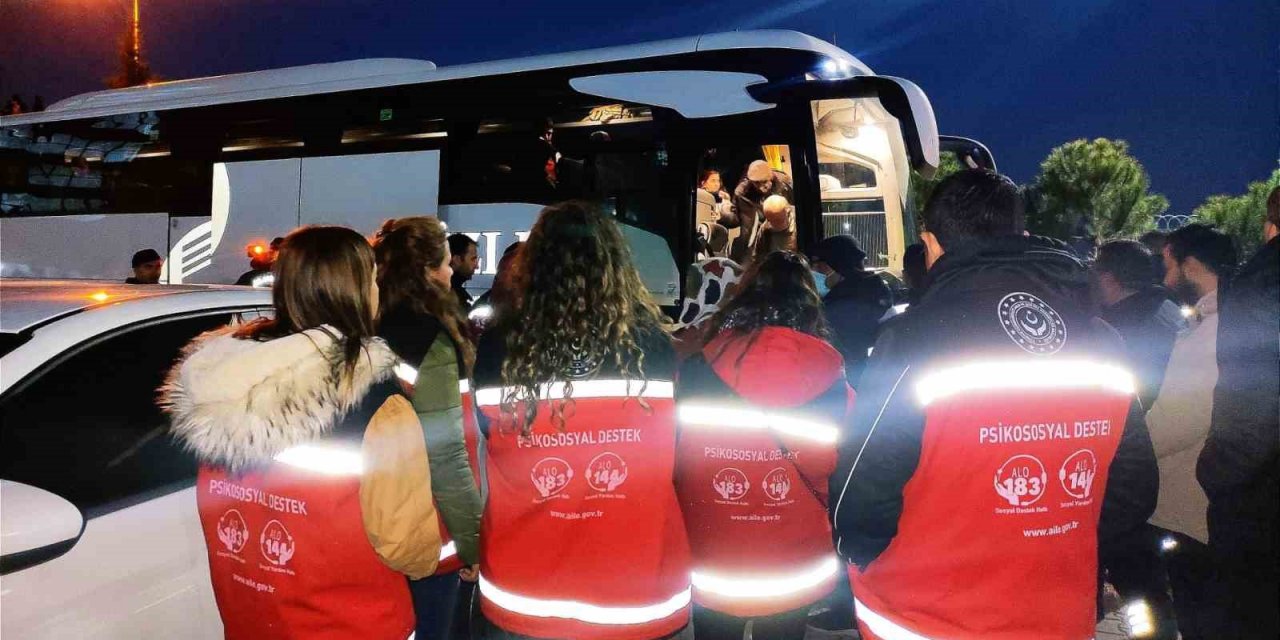 Aydın’a gelen depremzedelere destek oluyorlar