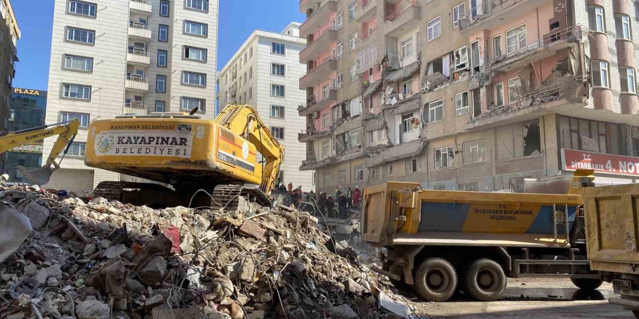 Diyarbakır’daki enkazlarda arama kurtarma çalışmaları devam ediyor