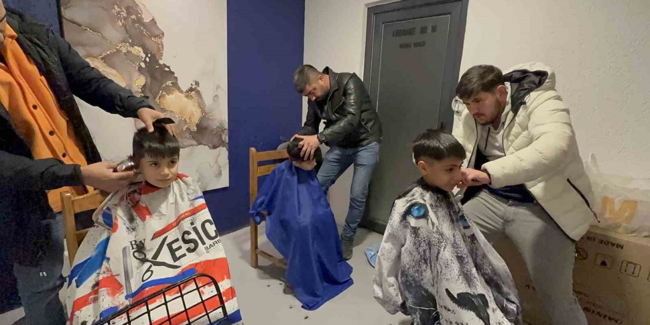 Depremzede çocukları tıraş ettiler