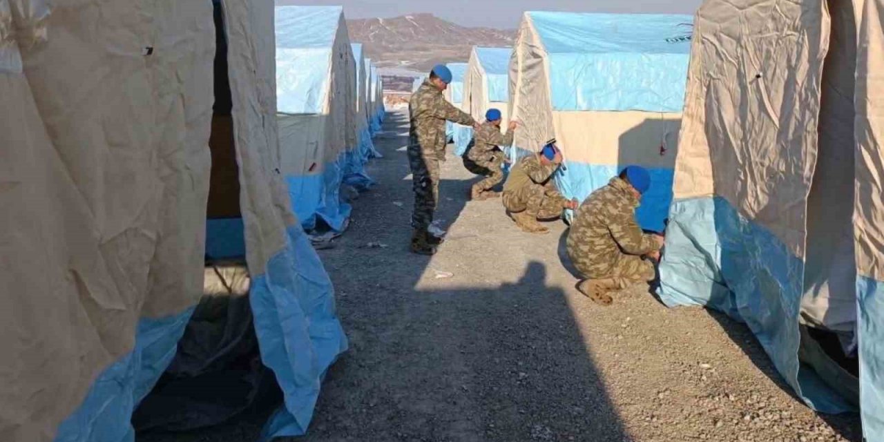 Mehmetçik depremin ilk gününden bu yana çadır kurmaya devam ediyor