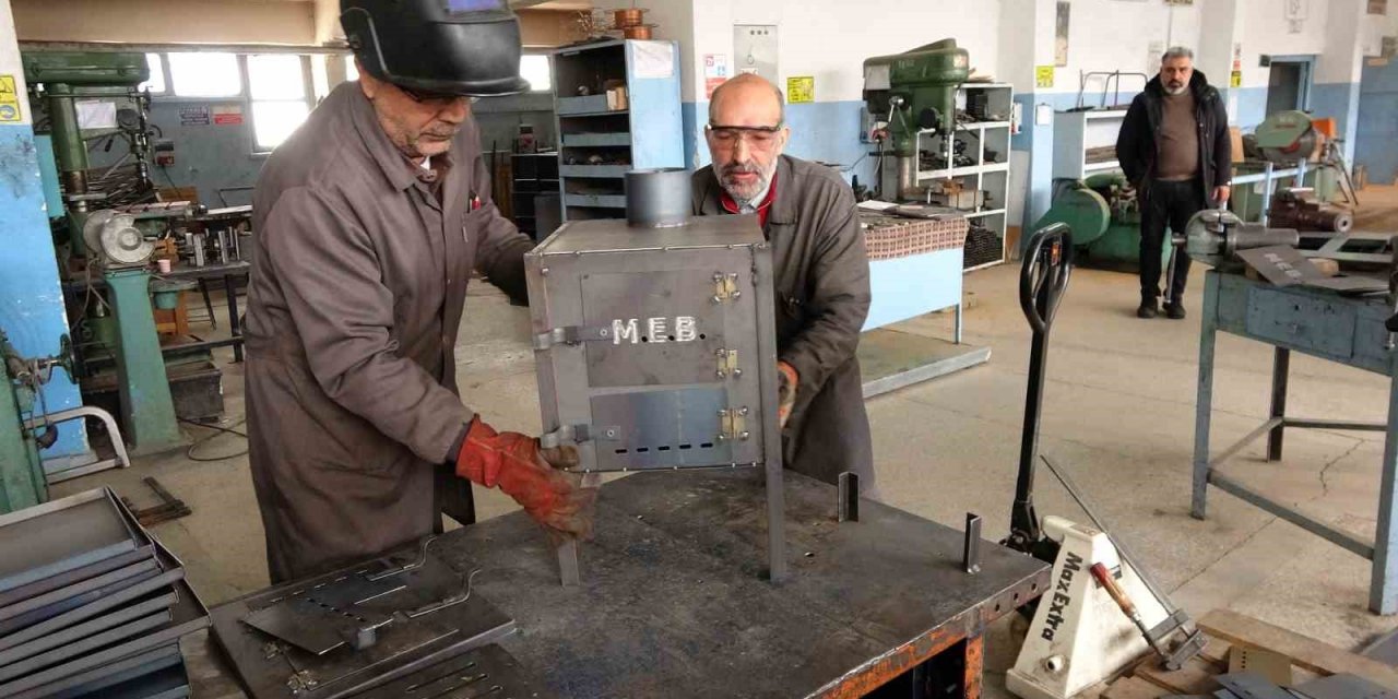 Yozgat’ta meslek liselerinde depremzedeler için çadır sobası üretiliyor
