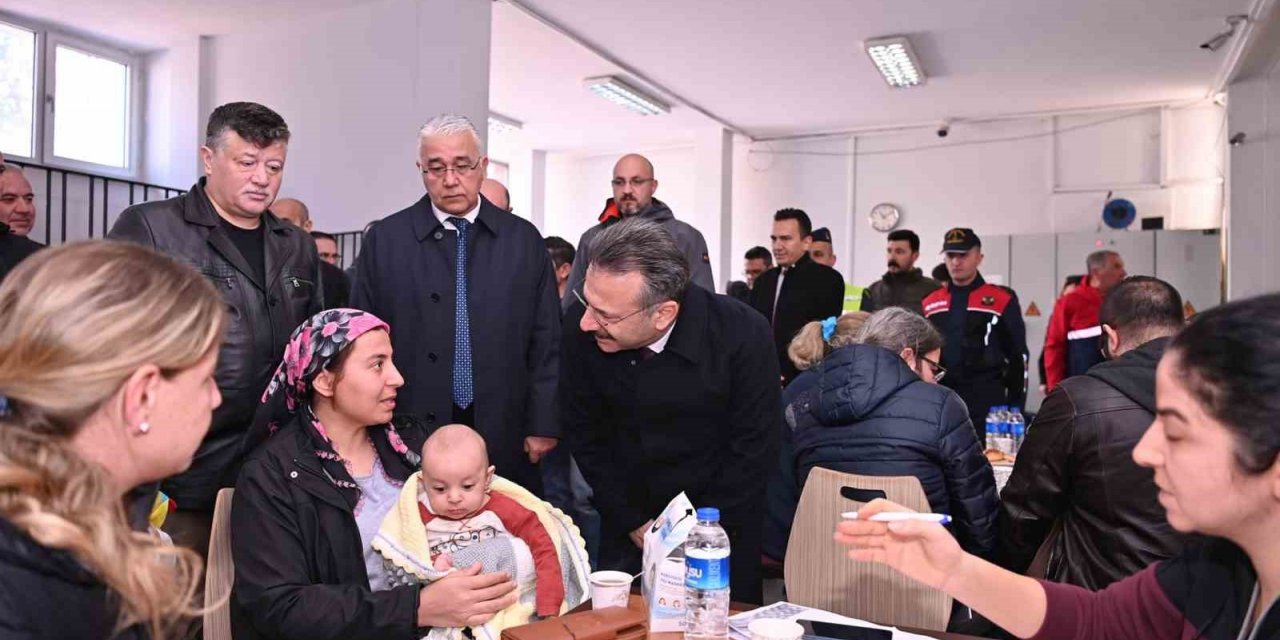 Vali Aksoy, depremzede aileler ile görüştü