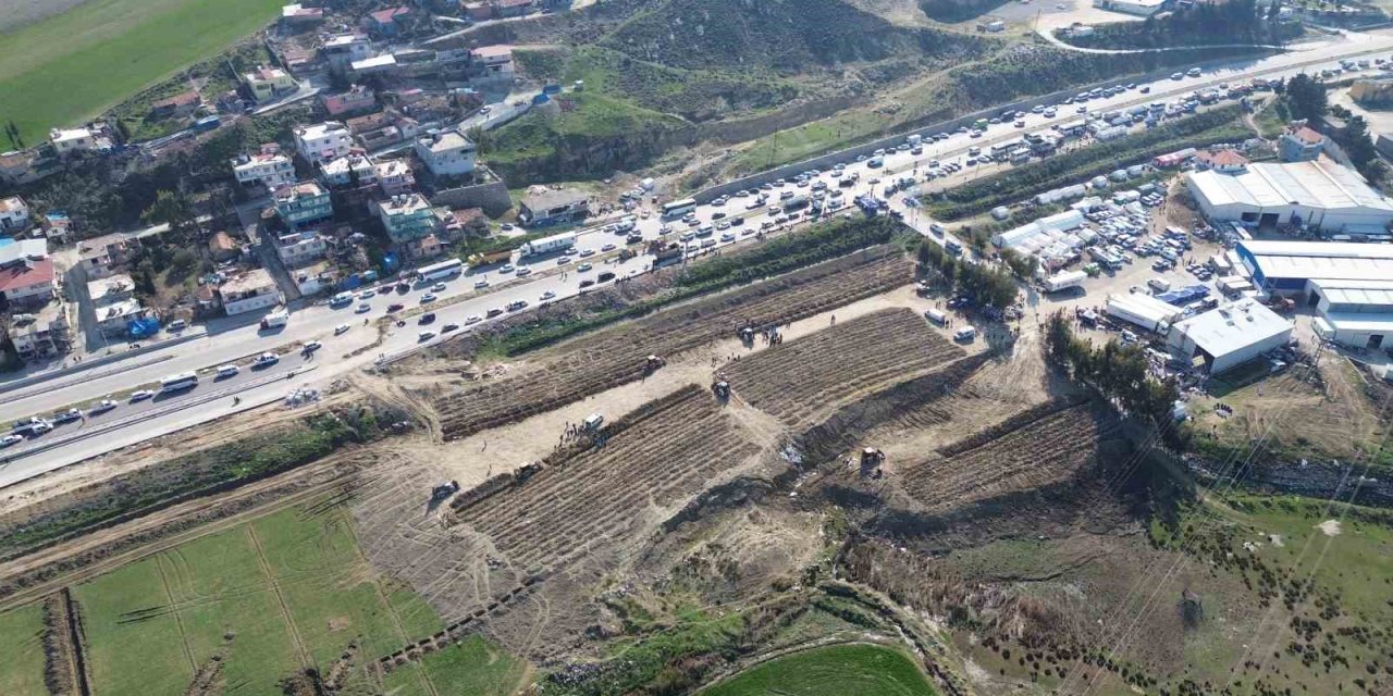Hatay’da yeni oluşturulan mezarlıklarda defin işlemleri devam ediyor