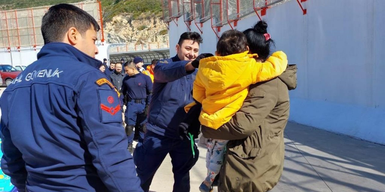 Sahil Güvenlik Komutanlığına bağlı 200 personel deprem bölgesinde