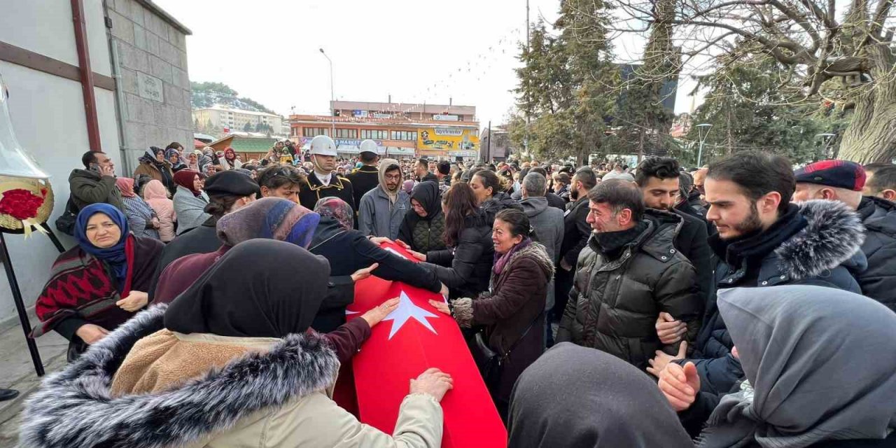 Depremde hayatını kaybeden teğmen, çocuğuyla birlikte son yolculuğuna uğurlandı