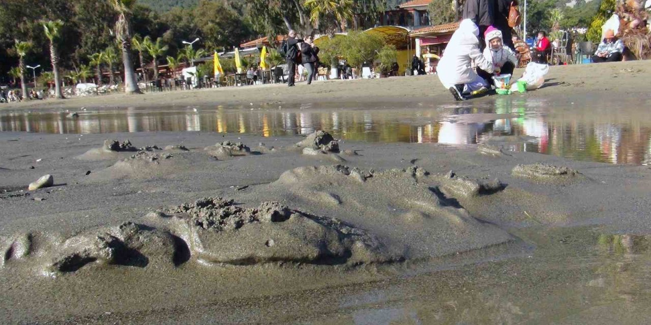 Deniz suyu 15 metre çekildi