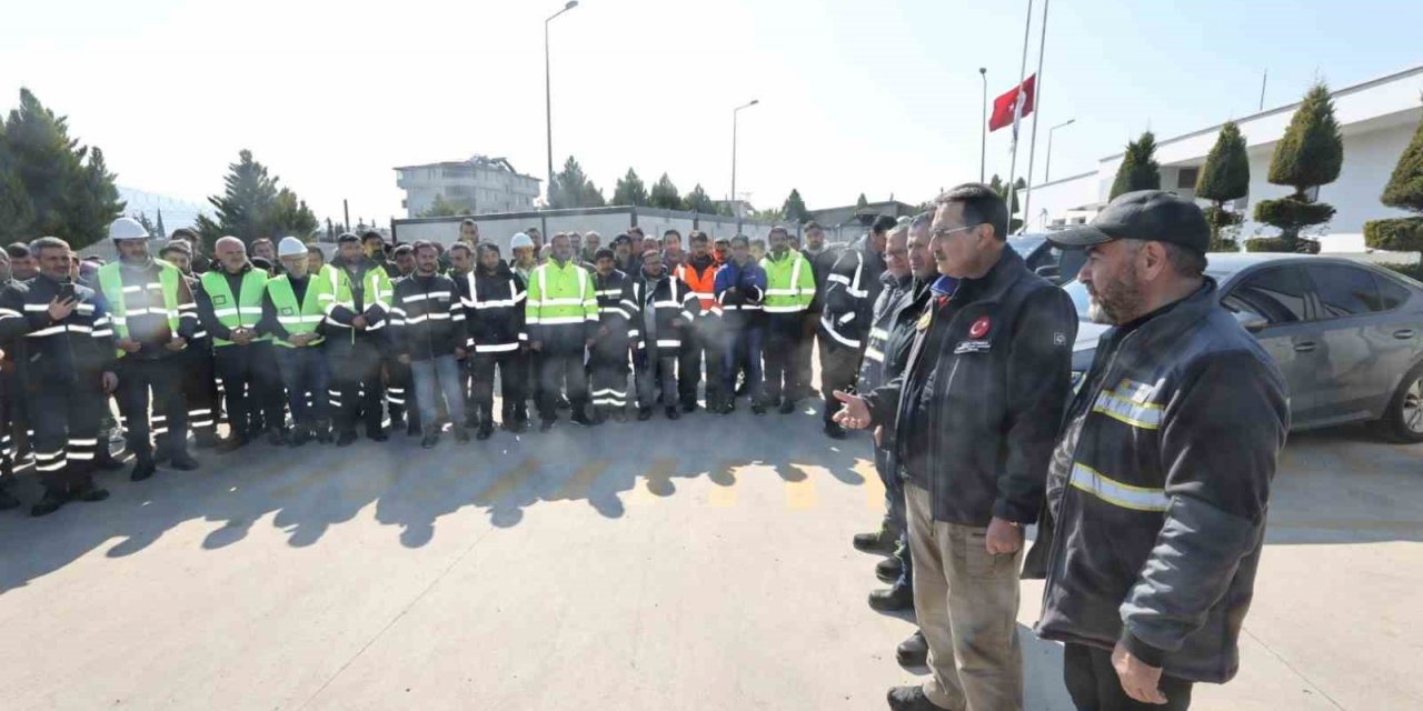 Bakan Dönmez, deprem bölgesinde çalışan elektrik işçilerini ziyaret etti