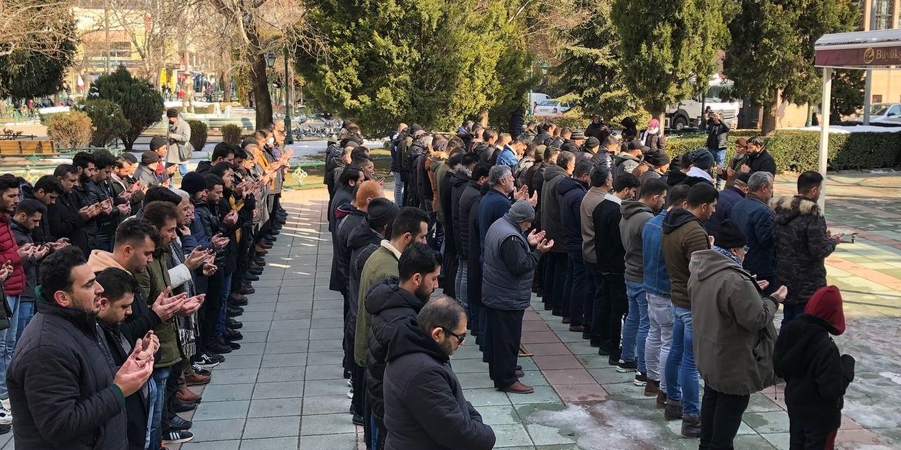 Irak Türkmenleri, felakette hayatını kaybedenler için gıyabi cenaze namazı kıldı