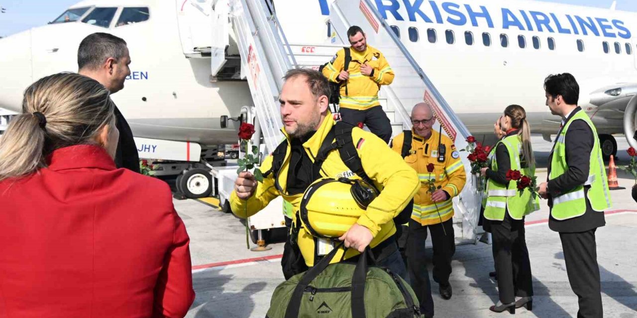 Deprem bölgesinden gelen Alman kurtarma ekipleri İstanbul Havalimanı’nda çiçeklerle karşılandı