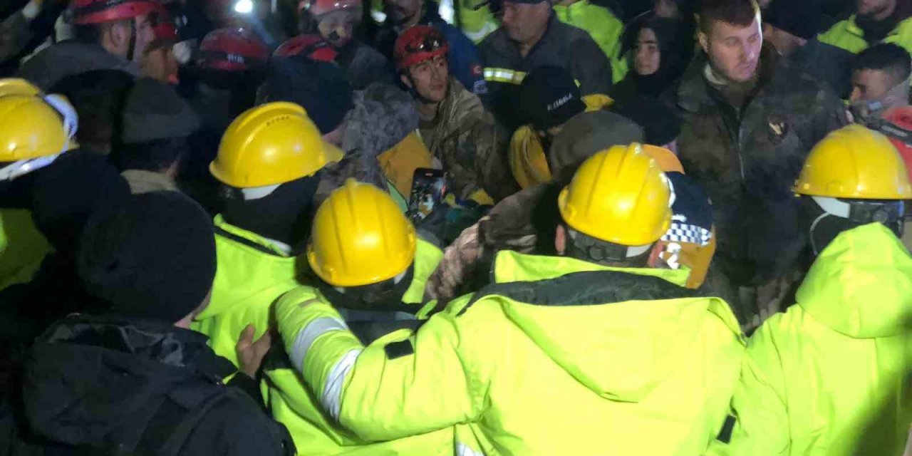 Genç kız 159 saat sonra enkazdan sağ olarak çıkartıldı