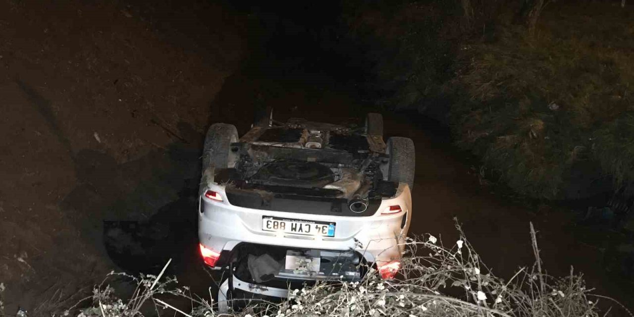 Başka araca çarpmamak için manevra yapan otomobil dereye uçtu