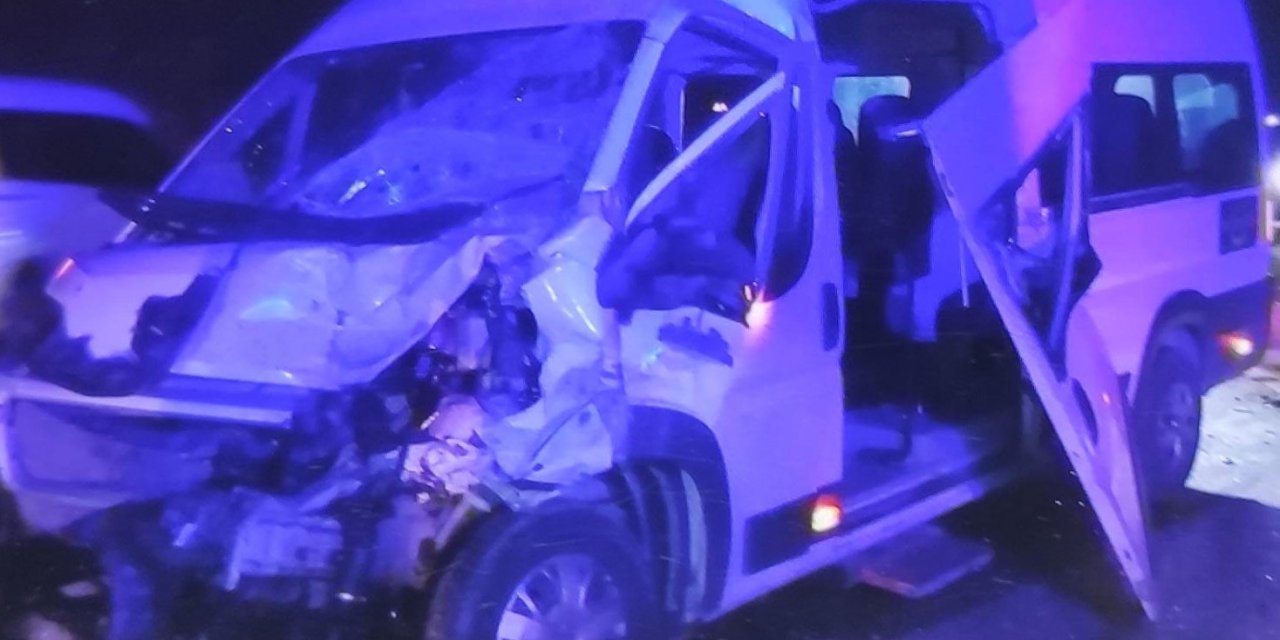 Servis minibüsü saman yüklü kamyonetle çarpıştı: 10 yaralı