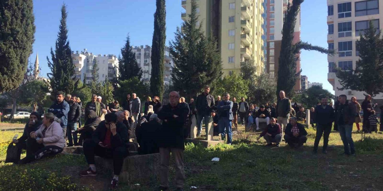 Bina yıkımını topluca mezarlıktan izlediler