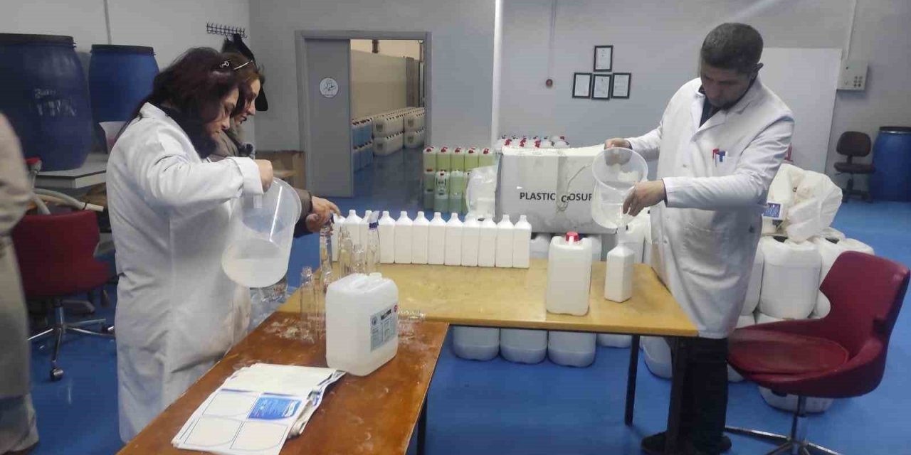 Öğretmen ve öğrencilerden hijyen malzemesi ve odun yardımı