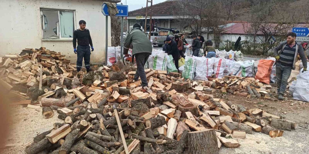 Vatandaşlar deprem bölgesine odun göndermek için seferber oldu