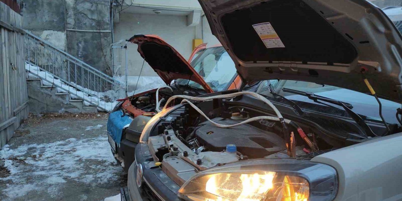 Göle’de dondurucu soğuklar nedeniyle araçlar çalışmadı