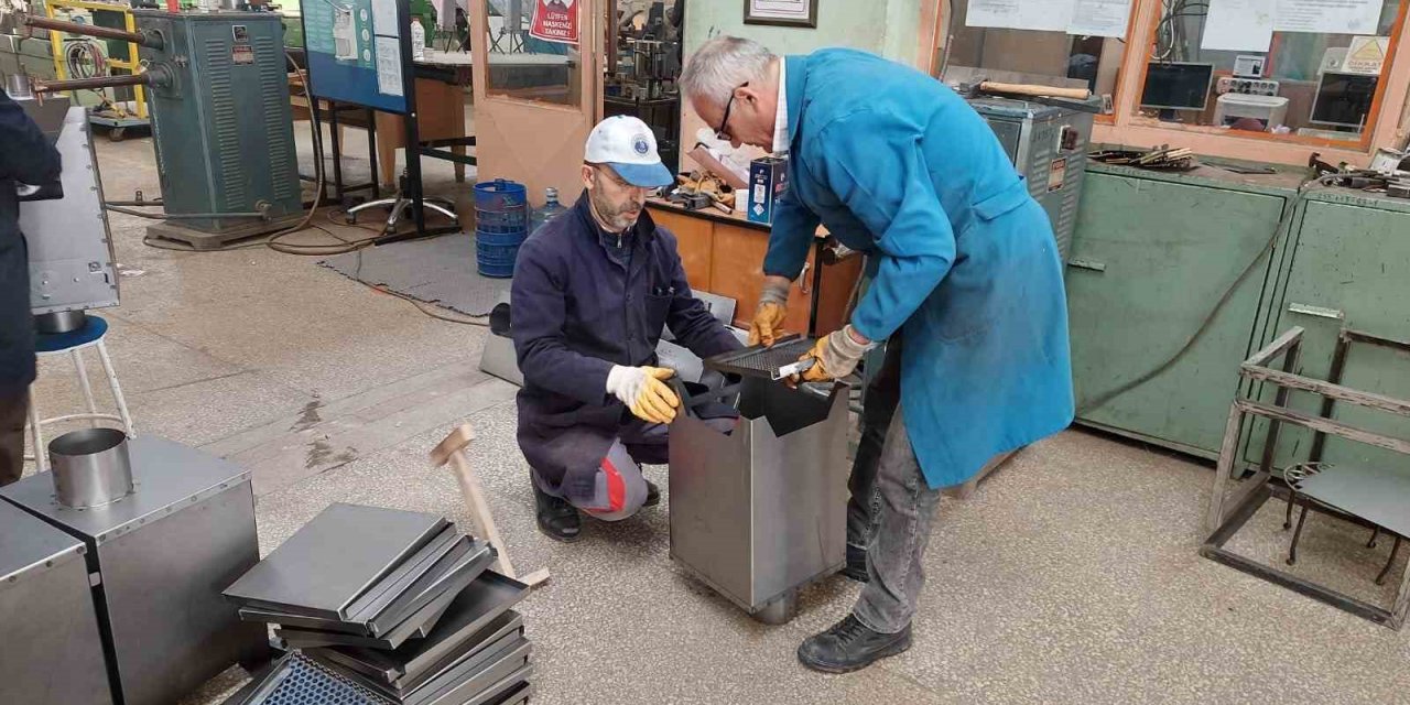 Eskişehir’de meslek lisesi öğretmenlerinden deprem bölgesine çadır sobası
