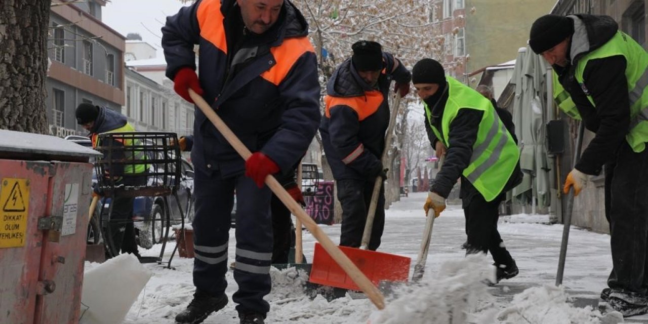 Kars Belediyesi’nden buz mesaisi