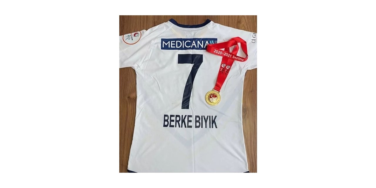 Berke Bıyık, depremzedelere yardım için formasını 18 bin TL’ye sattı