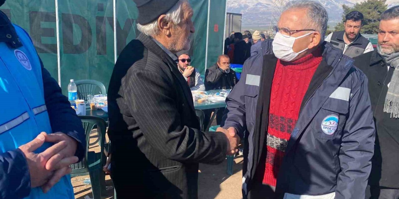 Başkan Büyükkılıç, deprem bölgesinde sıcak yemek ve çorba dağıttı