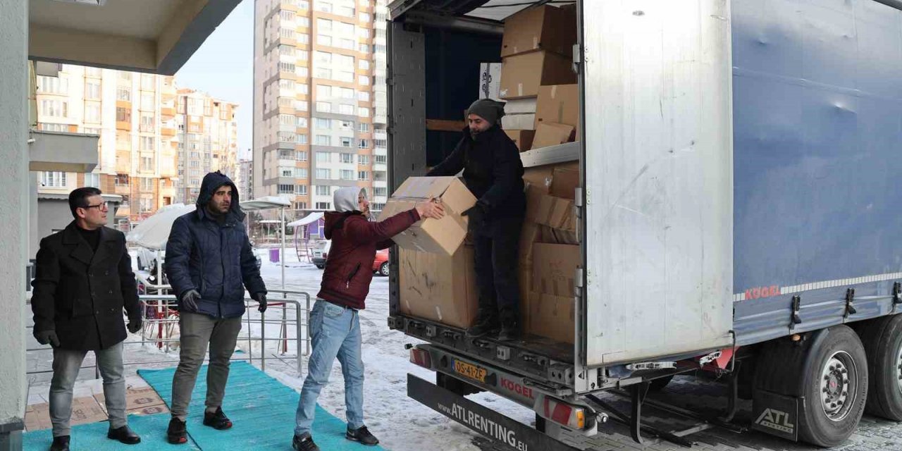 Başkan Yalçın’ın Girişimleriyle Avrupa’dan 5 Tır Yardım Malzemesi Geldi