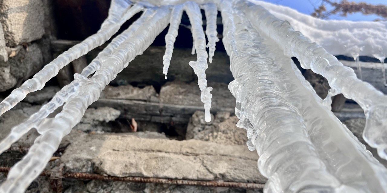 Ağrı’da dev buz sarkıtları oluştu