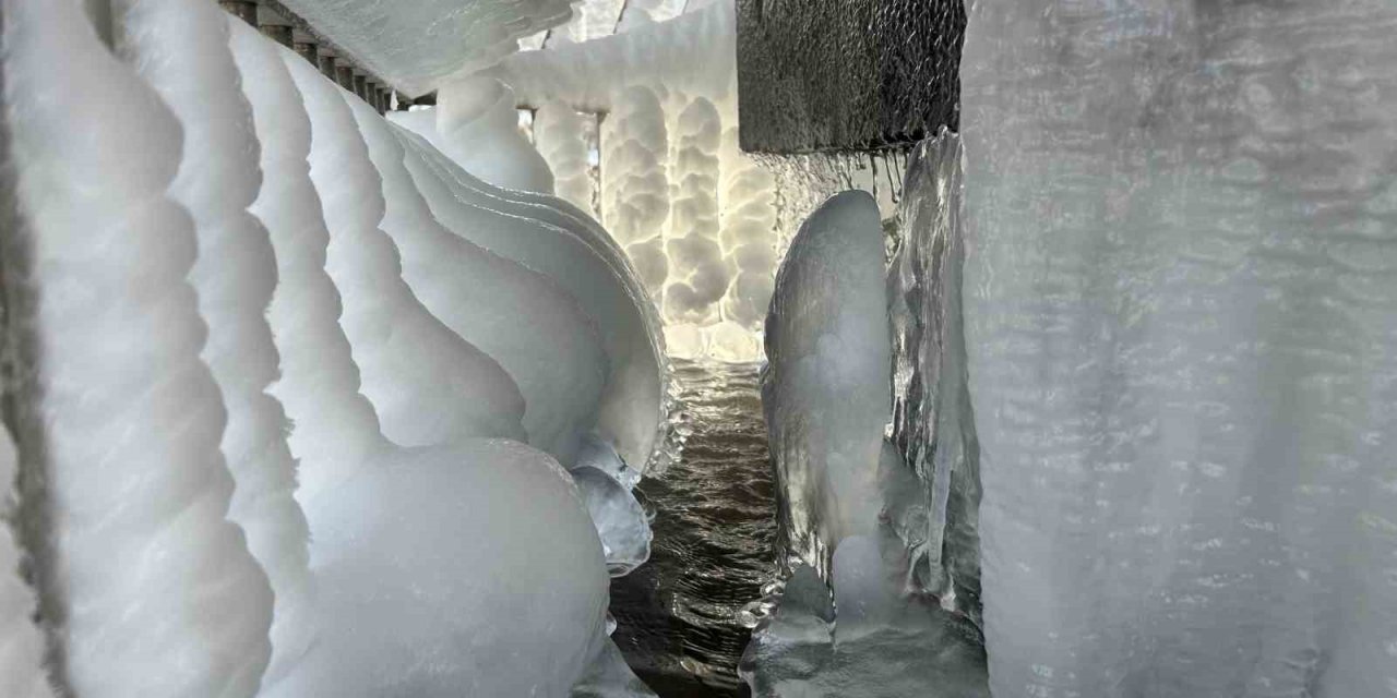 Gece eksi 24’e düşen hava sıcaklığı Erzurum’u dondurdu
