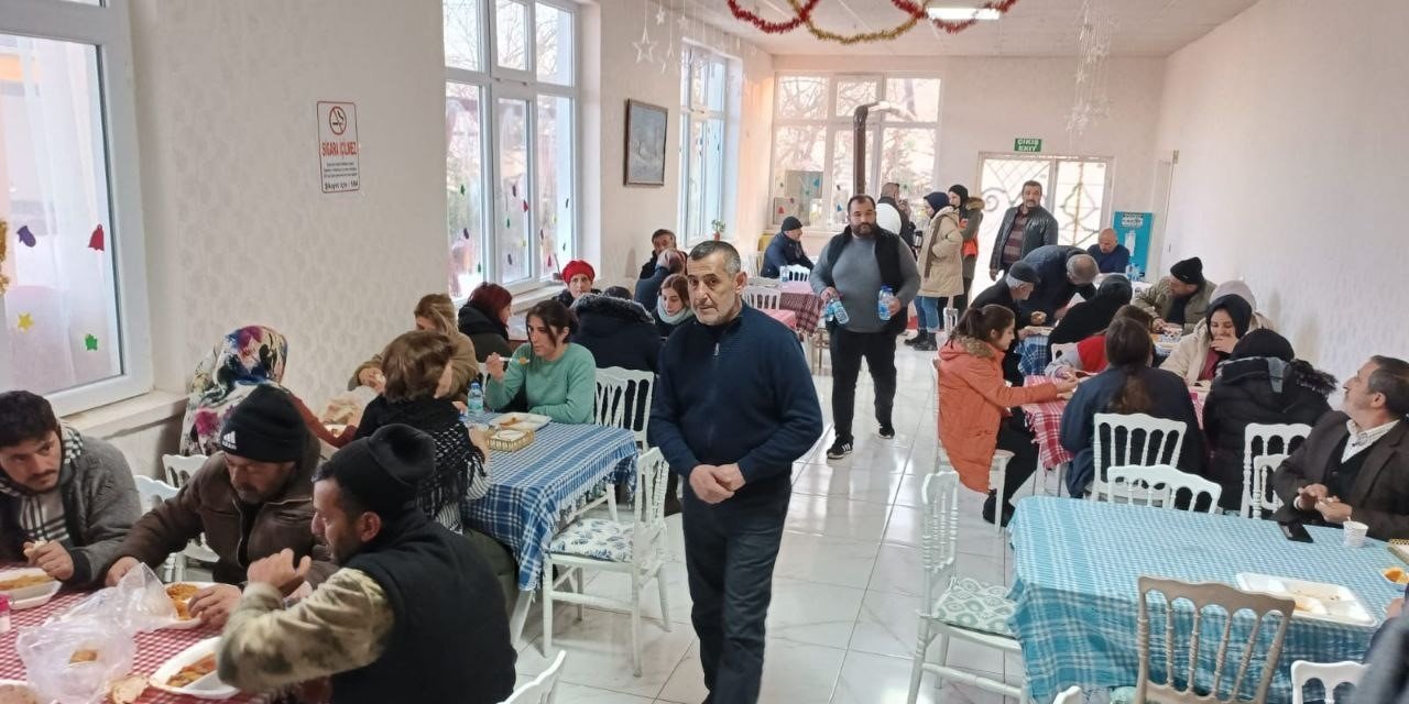 Mucur Belediyesi’nden depremzedelere çay ve yemek ikramı