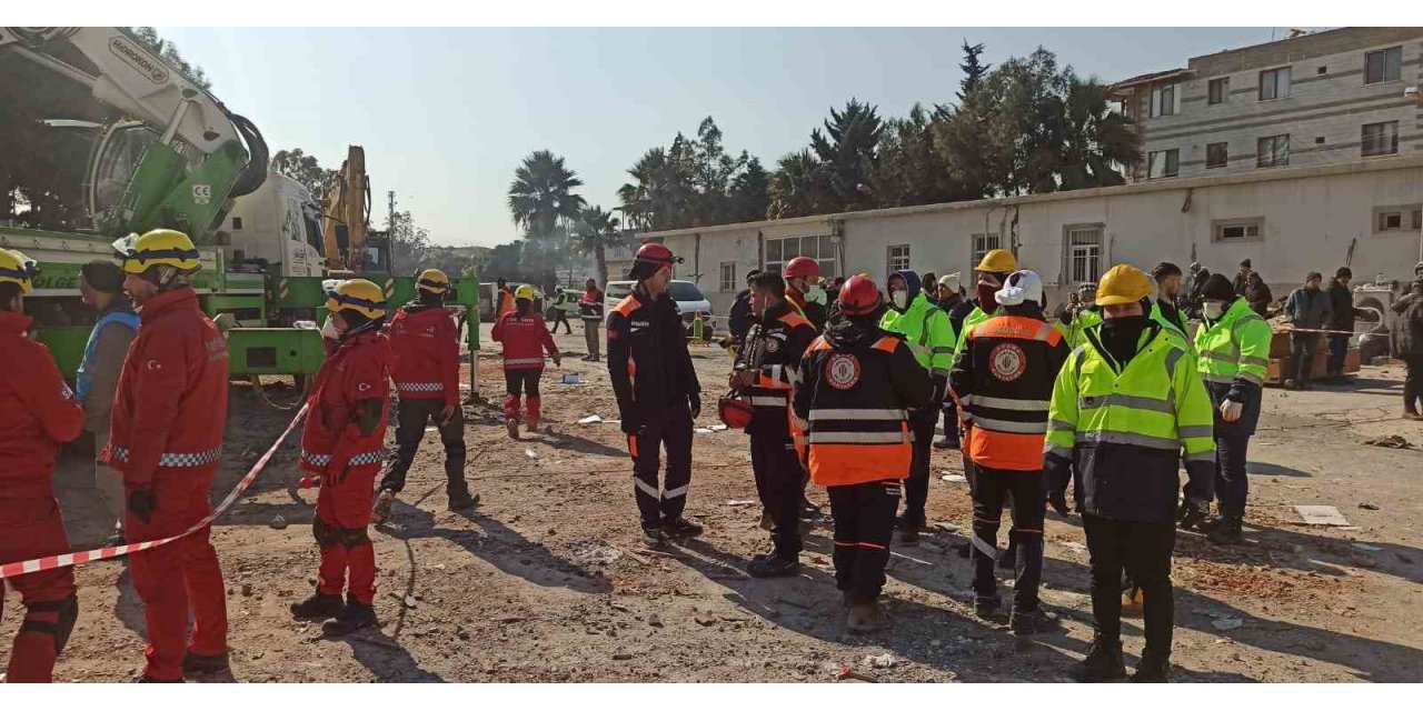 Ümraniye Belediyesi afetin yaralarını sarmak için deprem bölgesinde canla başla çalışıyor