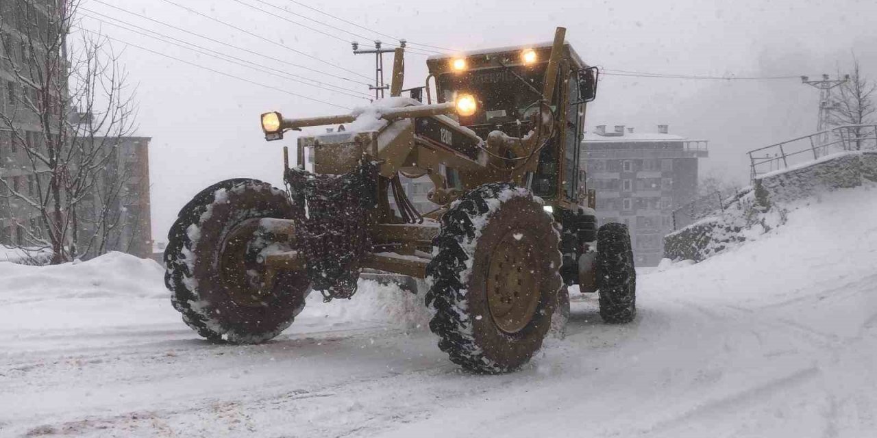 Artvin’de yoğun kar yağışı hayatı olumsuz etkiliyor