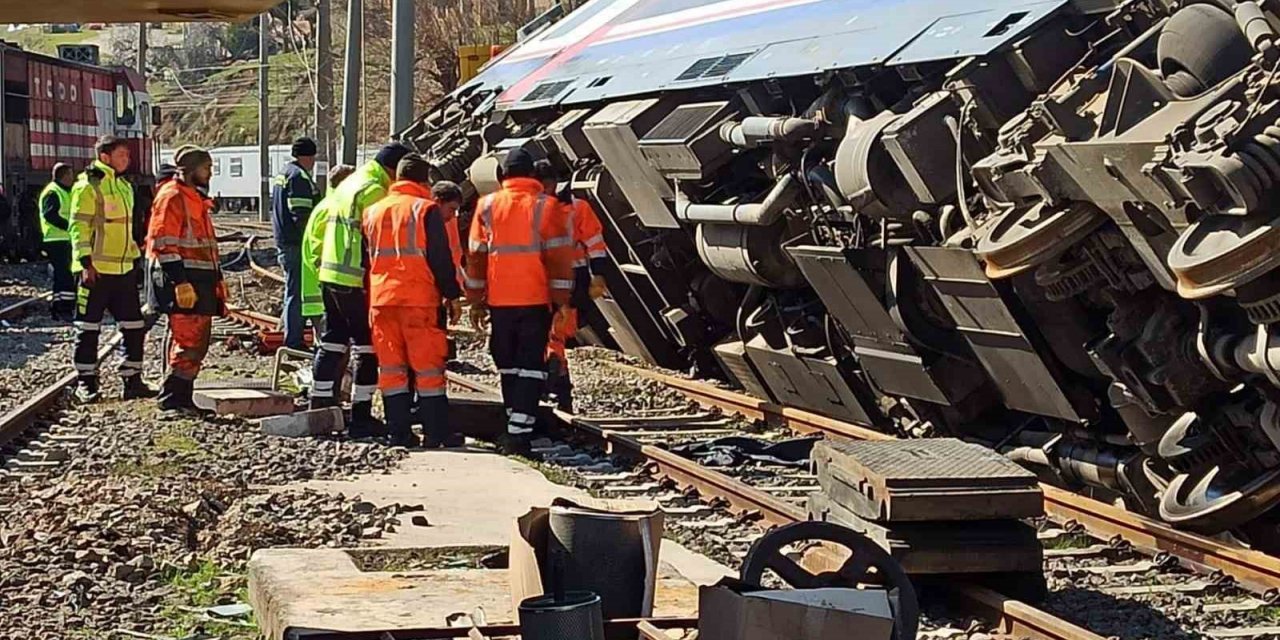 Şiddetli deprem tren vagonlarını devirdi, rayları tahrip etti