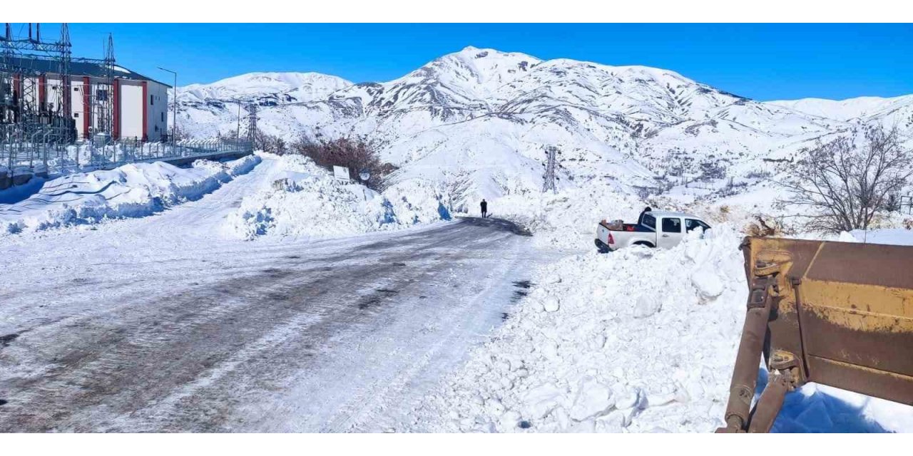 Afet bölgesinde kar ve heyelandan dolayı ulaşılamayan köylerde yol açma çalışması yapılıyor